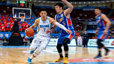 CBA比赛北京首钢对阵上海大鲨鱼的进攻瞬间