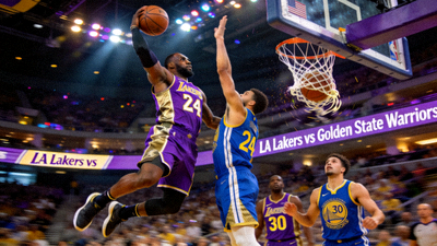 NBA比赛洛杉矶湖人对阵金州勇士的精彩扣篮瞬间